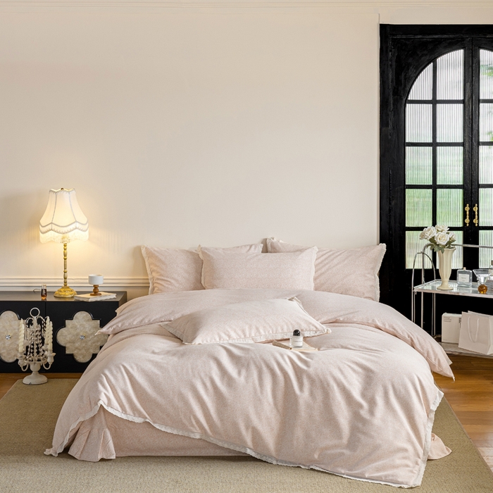 91家纺网 家纺一手货源 找家纺 巧玲珑 2026春夏新款新疆棉磨毛花边工艺款四件套 繁花-粉