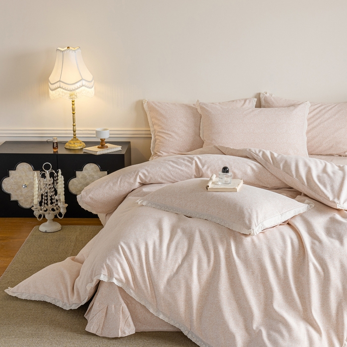 91家纺网 家纺一手货源 找家纺 巧玲珑 2026春夏新款新疆棉磨毛花边工艺款四件套 繁花-粉