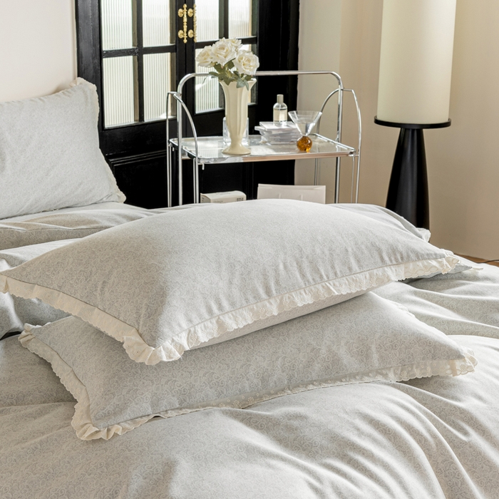 91家纺网 家纺一手货源 找家纺 巧玲珑 2026春夏新款新疆棉磨毛花边工艺款四件套 繁花-灰