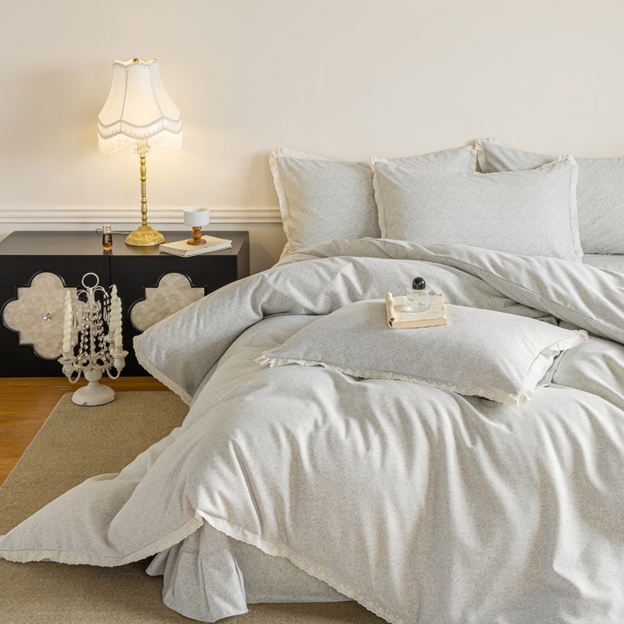 91家纺网 家纺一手货源 找家纺 巧玲珑 2026春夏新款新疆棉磨毛花边工艺款四件套 繁花-灰