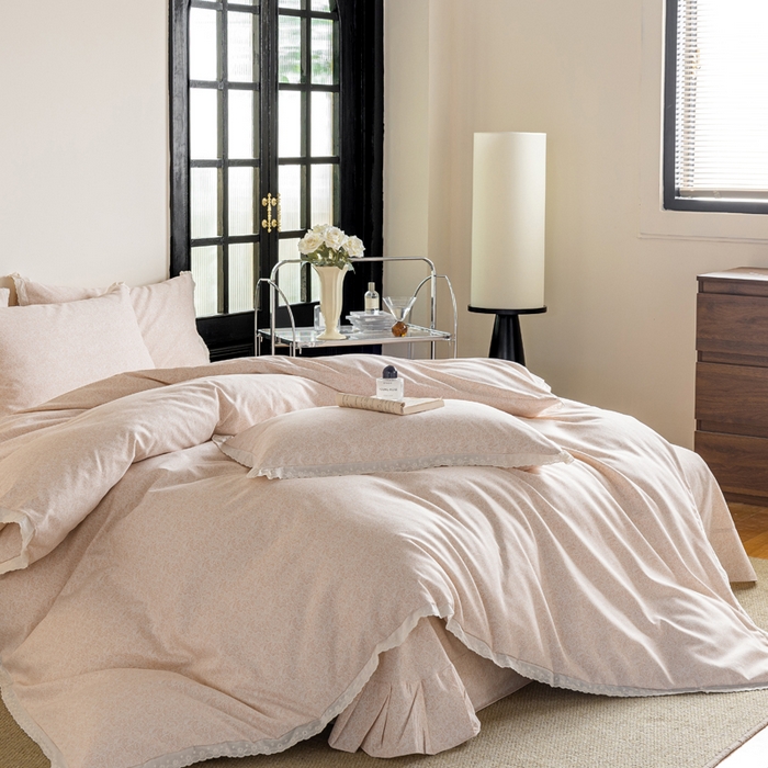 91家纺网 家纺一手货源 找家纺 巧玲珑 2026春夏新款新疆棉磨毛花边工艺款四件套 繁花-粉