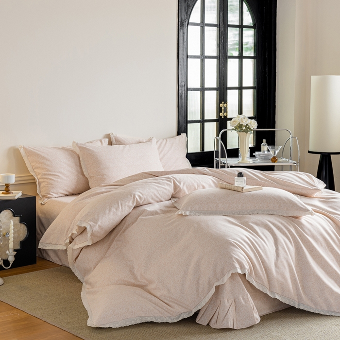 91家纺网 家纺一手货源 找家纺 巧玲珑 2026春夏新款新疆棉磨毛花边工艺款四件套 繁花-粉