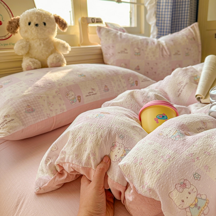 91家纺网 家纺一手货源 找家纺 柒月家居 2026新款云感皱皱纱小清新木棉四件套 拼格小猫