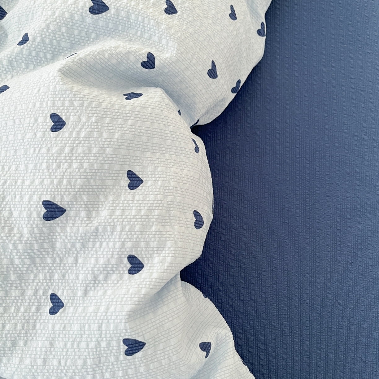 91家纺网 家纺一手货源 找家纺 瑞钰 2026新款直播热款高品质高克重泡泡纱泡芙纱四件套 蓝调心心