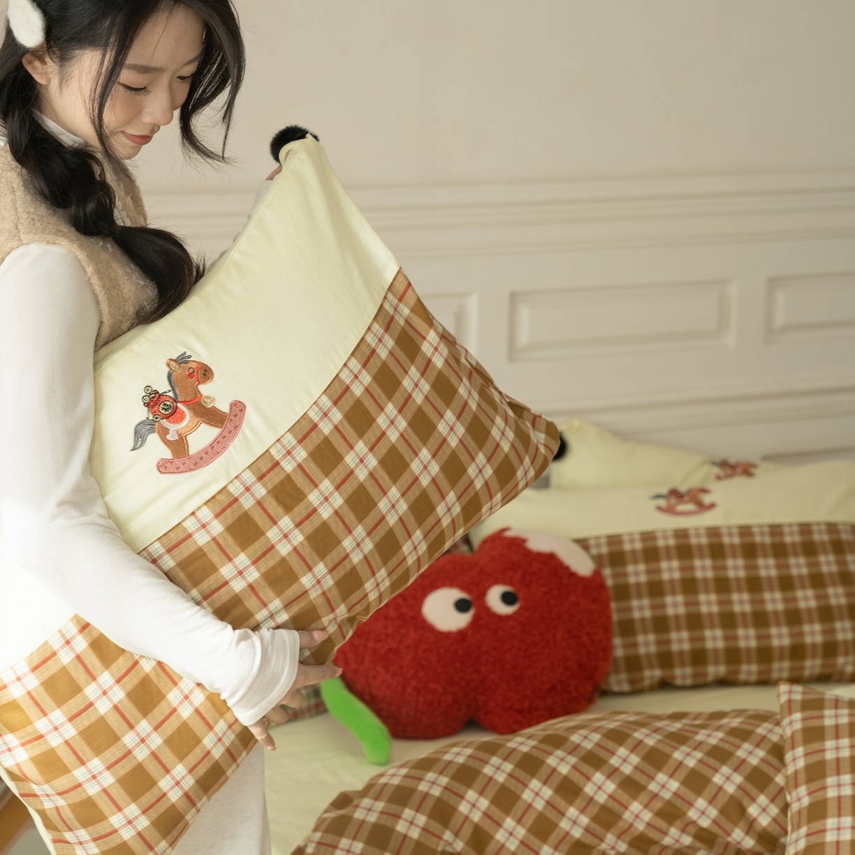 91家纺网 家纺一手货源 找家纺 优然居家纺 2026新款全棉双层纱刺绣四件套-马上有钱（控价260/328/348） 马上有钱-黄格