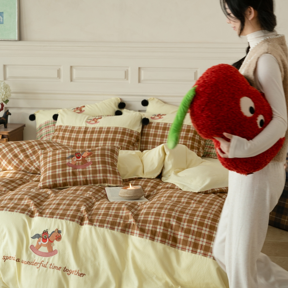 91家纺网 家纺一手货源 找家纺 优然居家纺 2026新款全棉双层纱刺绣四件套-马上有钱（控价260/328/348） 马上有钱-黄格