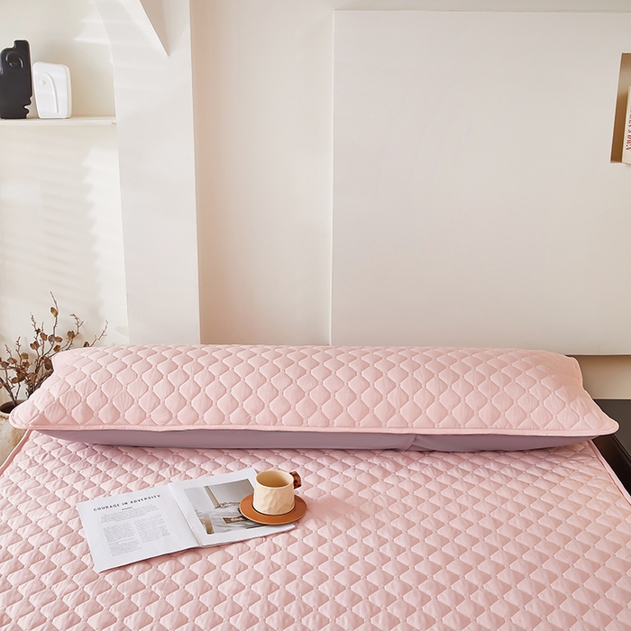 91家纺网 家纺一手货源 找家纺 三盛源 2026新款A类防水夹棉长枕套长款双人枕套1.2 1.5 1.8m米情侣枕头套加长枕芯套-缤纷系列（支持小批量定制尺寸） 缤纷系列-嫩粉