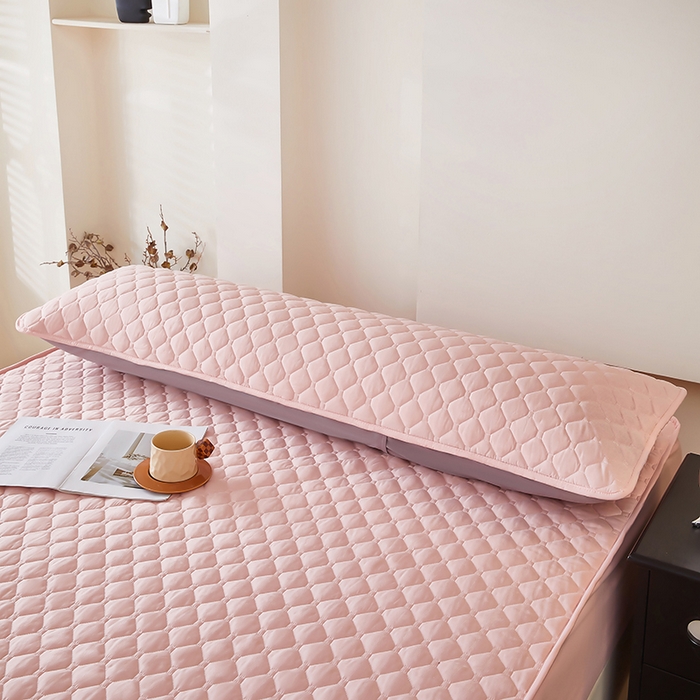 91家纺网 家纺一手货源 找家纺 三盛源 2026新款A类防水夹棉长枕套长款双人枕套1.2 1.5 1.8m米情侣枕头套加长枕芯套-缤纷系列（支持小批量定制尺寸） 缤纷系列-嫩粉