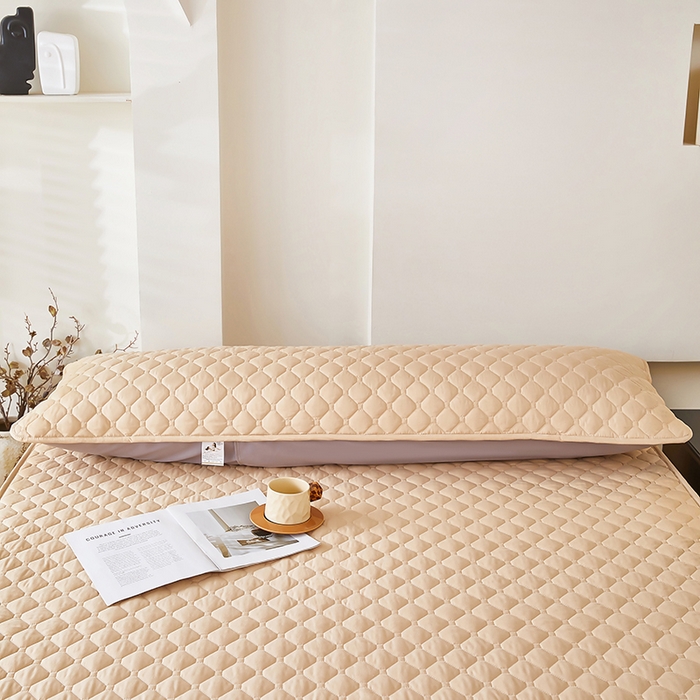 91家纺网 家纺一手货源 找家纺 三盛源 2026新款A类防水夹棉长枕套长款双人枕套1.2 1.5 1.8m米情侣枕头套加长枕芯套-缤纷系列（支持小批量定制尺寸） 缤纷系列-驼色