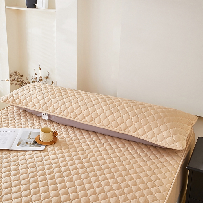 91家纺网 家纺一手货源 找家纺 三盛源 2026新款A类防水夹棉长枕套长款双人枕套1.2 1.5 1.8m米情侣枕头套加长枕芯套-缤纷系列（支持小批量定制尺寸） 缤纷系列-驼色