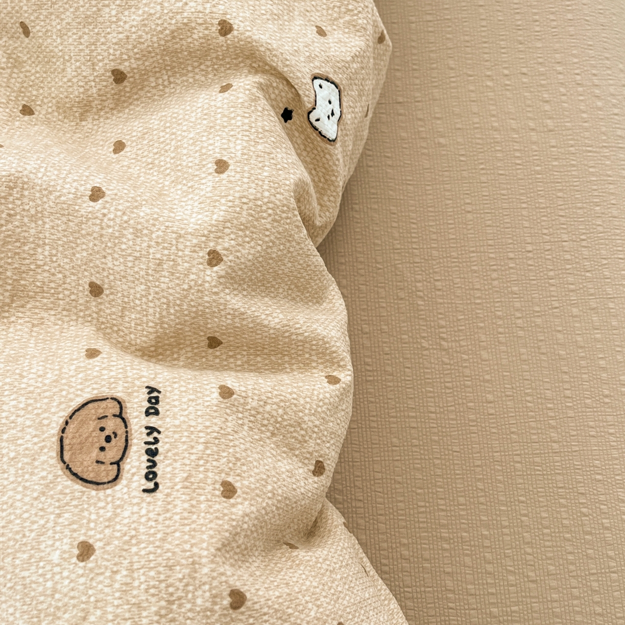 91家纺网 家纺一手货源 找家纺 瑞钰 2026新款直播热款高品质高克重泡泡纱泡芙纱四件套 猫狗心心