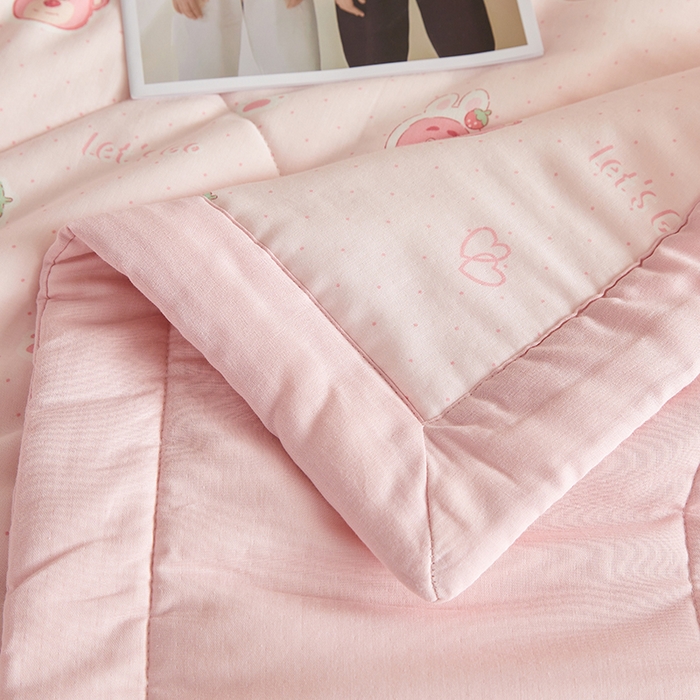 91家纺网 家纺一手货源 找家纺 海洋家纺 2026新款全棉双层纱夏被被子被芯 草莓熊