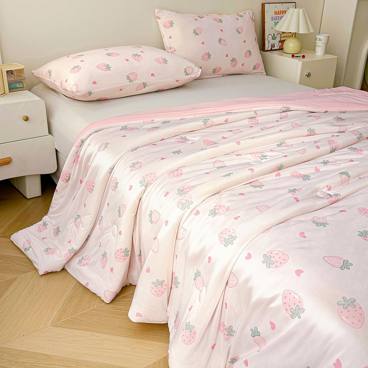 91家纺网 家纺一手货源 找家纺 悦织语 2026新款凉感丝（含氨纶）双面凉感冰丝夏凉被空调被 甜心草莓