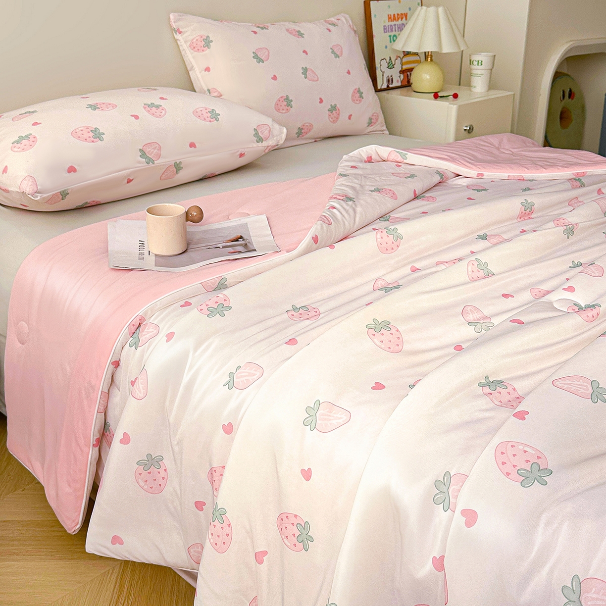 91家纺网 家纺一手货源 找家纺 悦织语 2026新款凉感丝（含氨纶）双面凉感冰丝夏凉被空调被 甜心草莓