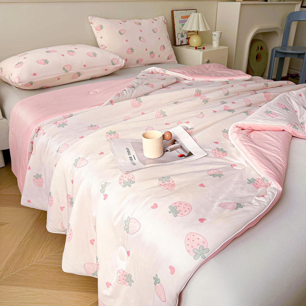 91家纺网 家纺一手货源 找家纺 悦织语 2026新款凉感丝（含氨纶）双面凉感冰丝夏凉被空调被 甜心草莓