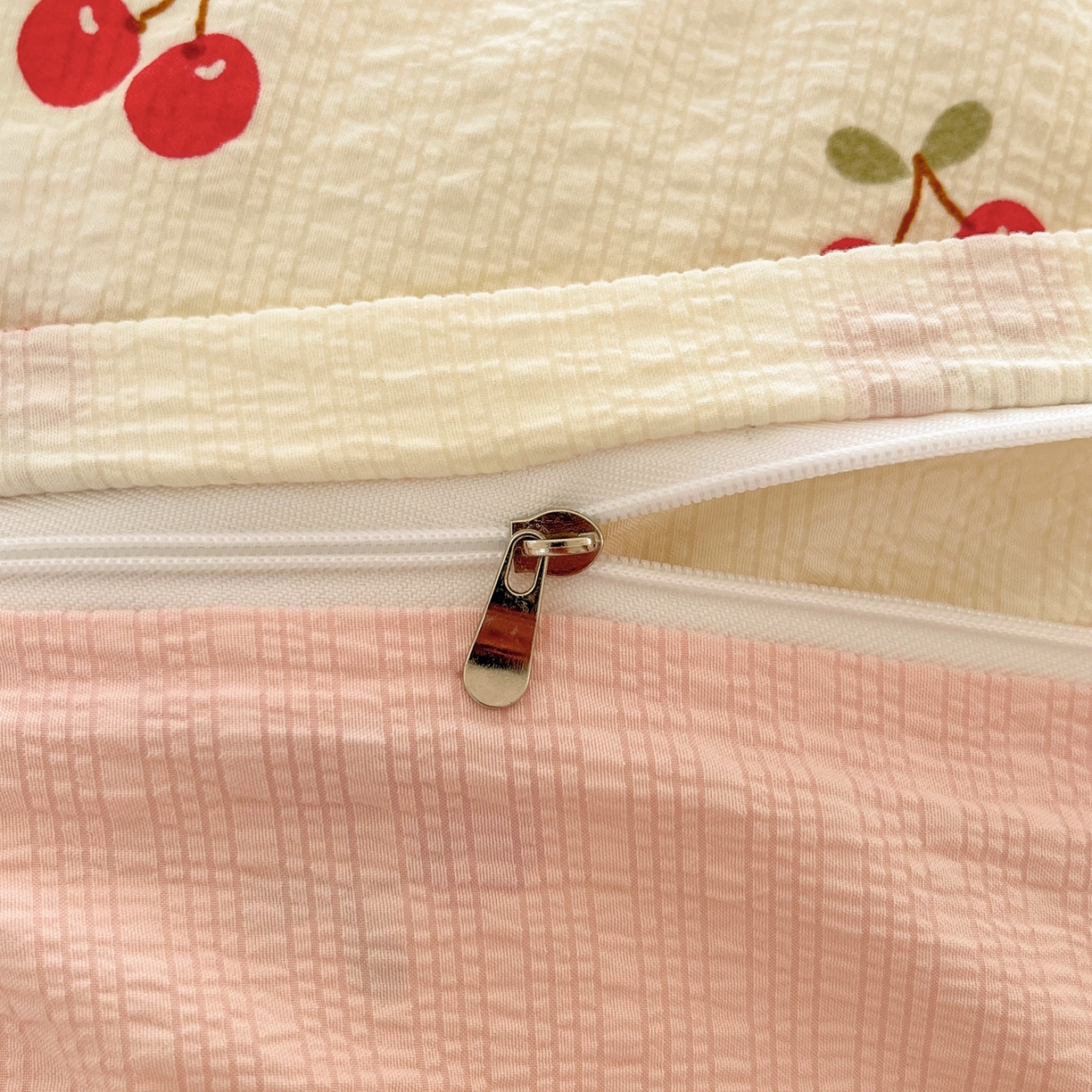 91家纺网 家纺一手货源 找家纺 瑞钰 2026新款直播热款高品质高克重泡泡纱泡芙纱四件套 小樱桃