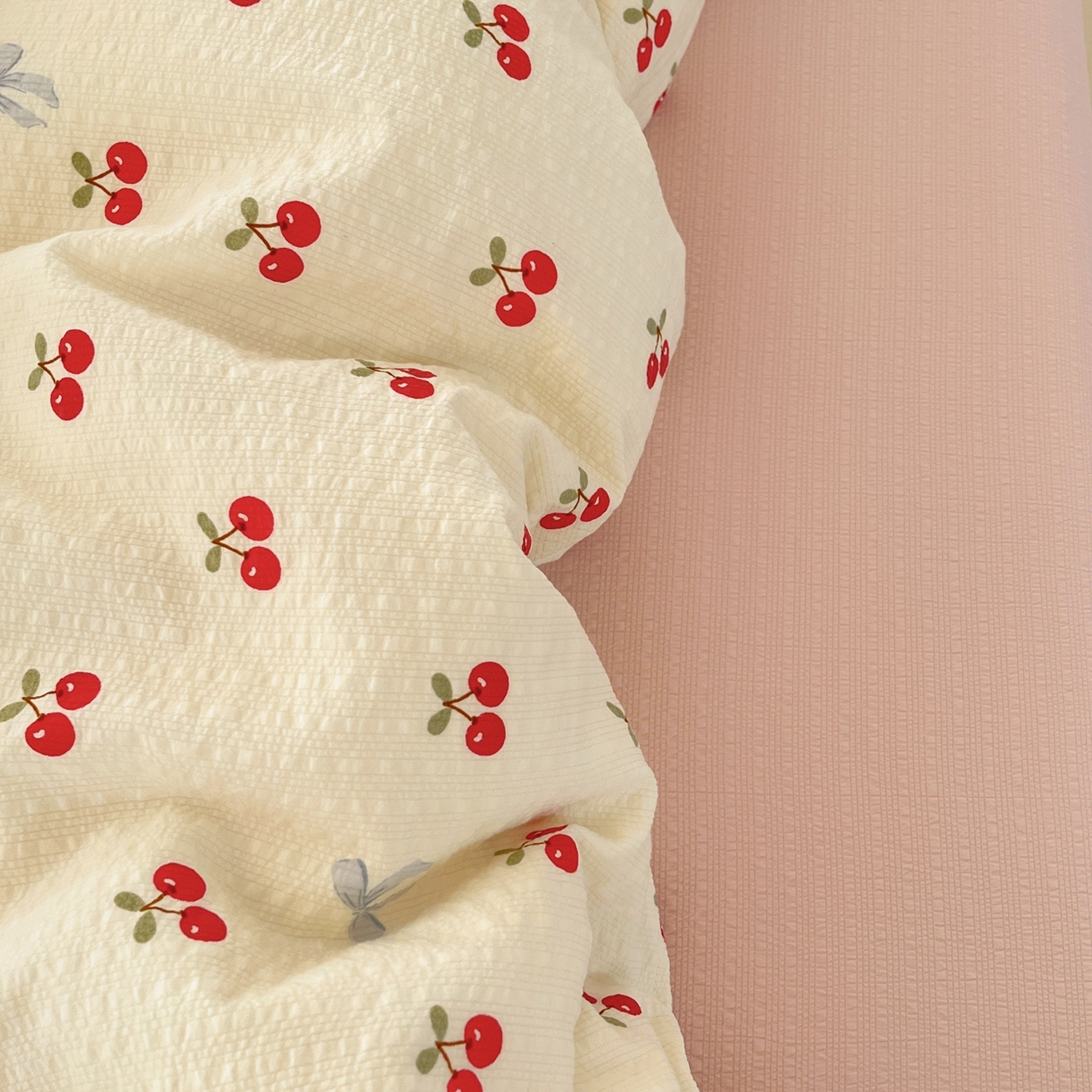 91家纺网 家纺一手货源 找家纺 瑞钰 2026新款直播热款高品质高克重泡泡纱泡芙纱四件套 小樱桃