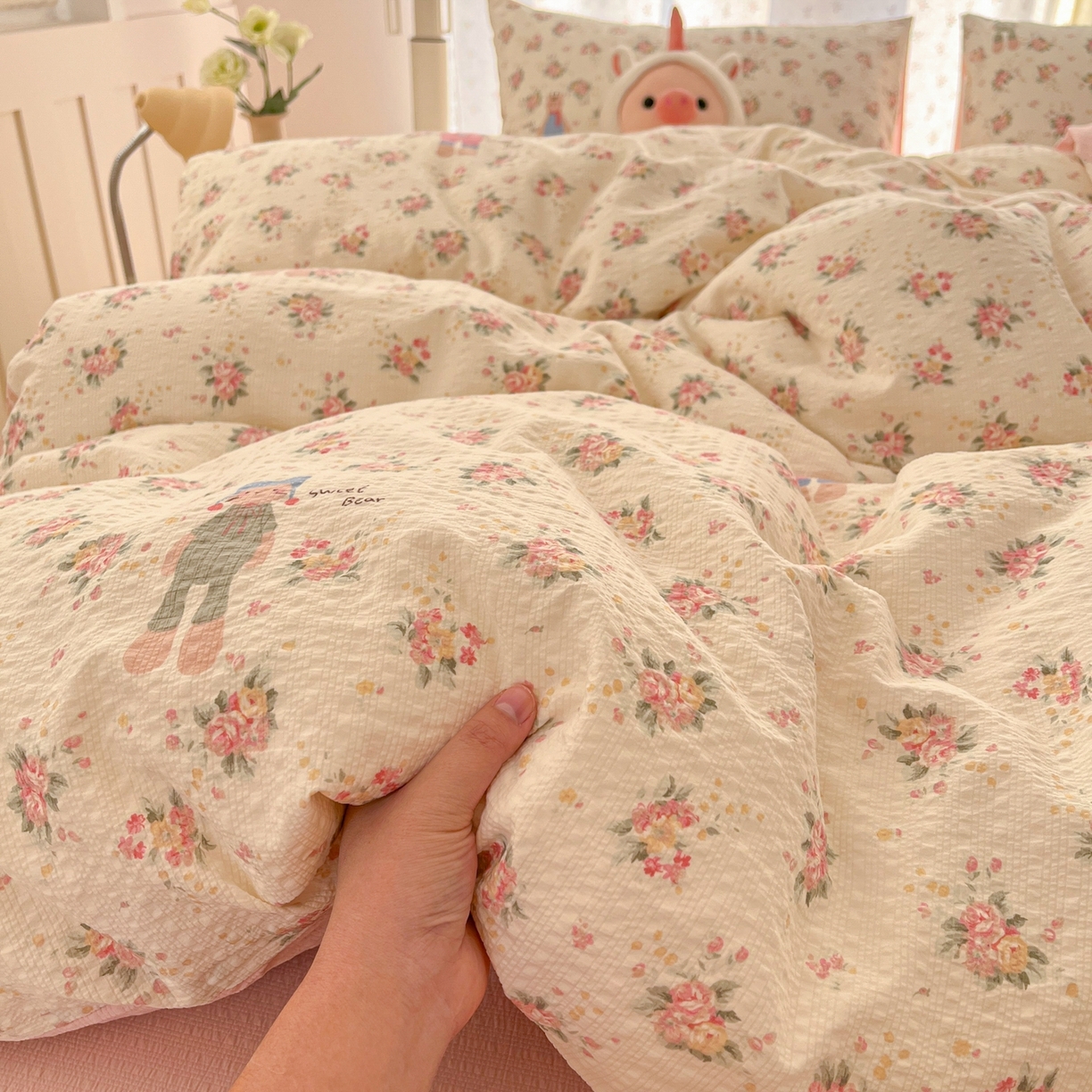 91家纺网 家纺一手货源 找家纺 瑞钰 2026新款直播热款高品质高克重泡泡纱泡芙纱四件套 绽放兔兔