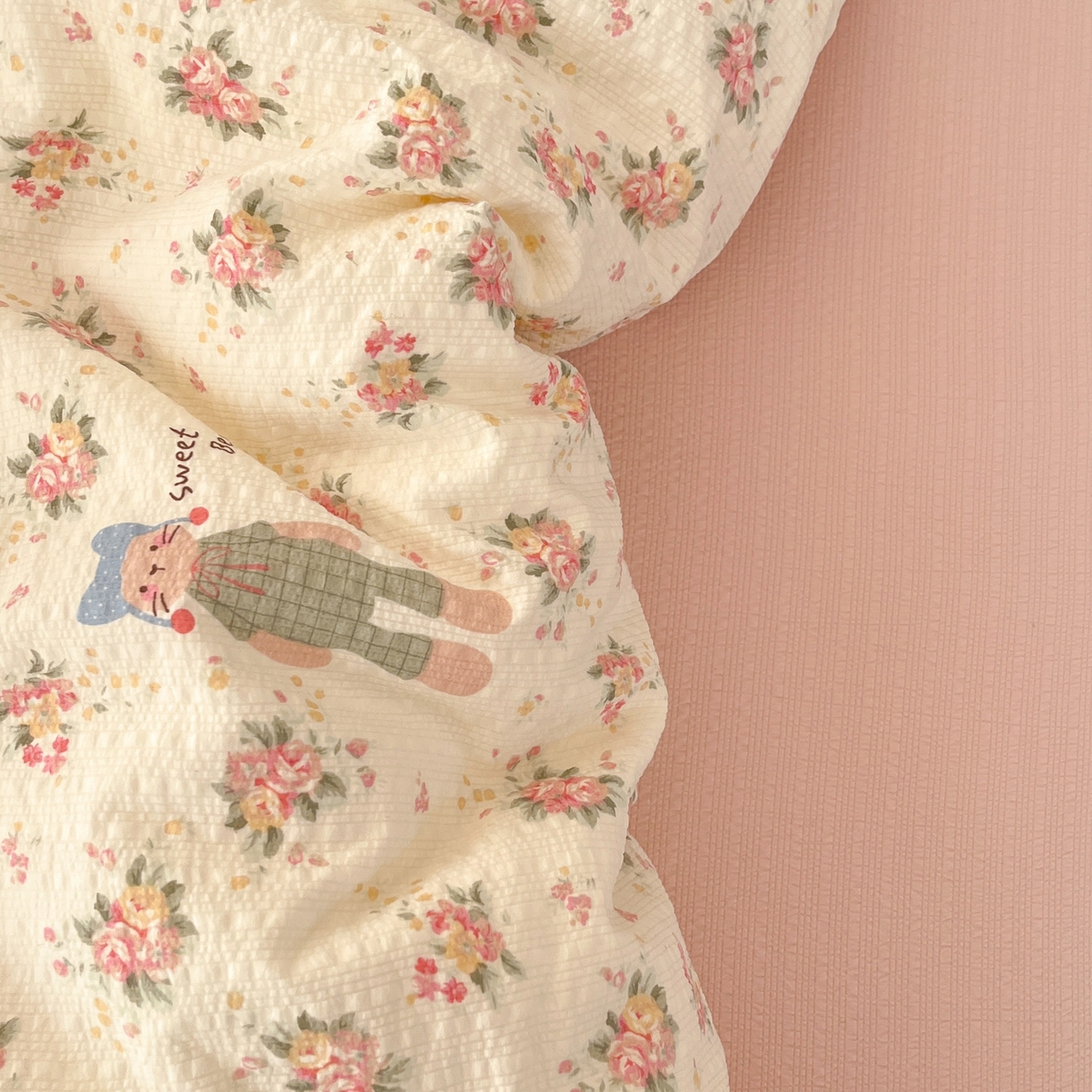 91家纺网 家纺一手货源 找家纺 瑞钰 2026新款直播热款高品质高克重泡泡纱泡芙纱四件套 绽放兔兔