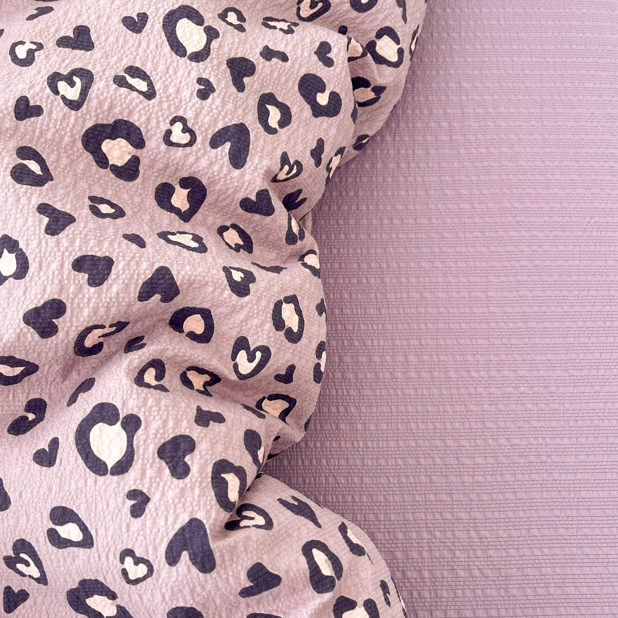 91家纺网 家纺一手货源 找家纺 瑞钰 2026新款直播热款高品质高克重泡泡纱泡芙纱四件套 紫豹纹