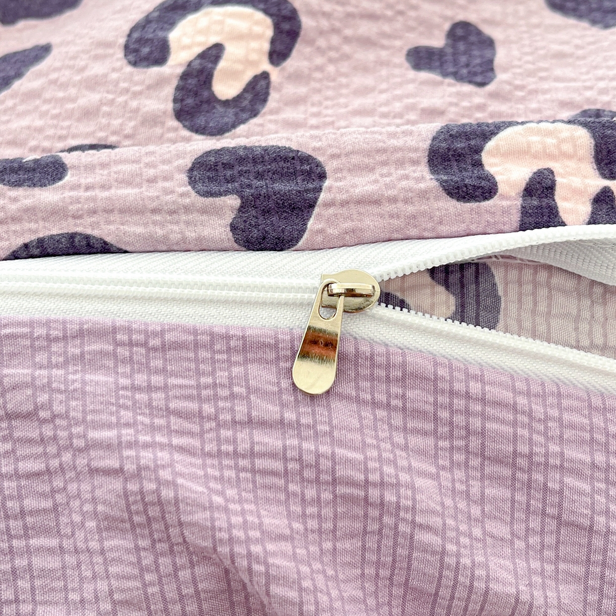 91家纺网 家纺一手货源 找家纺 瑞钰 2026新款直播热款高品质高克重泡泡纱泡芙纱四件套 紫豹纹