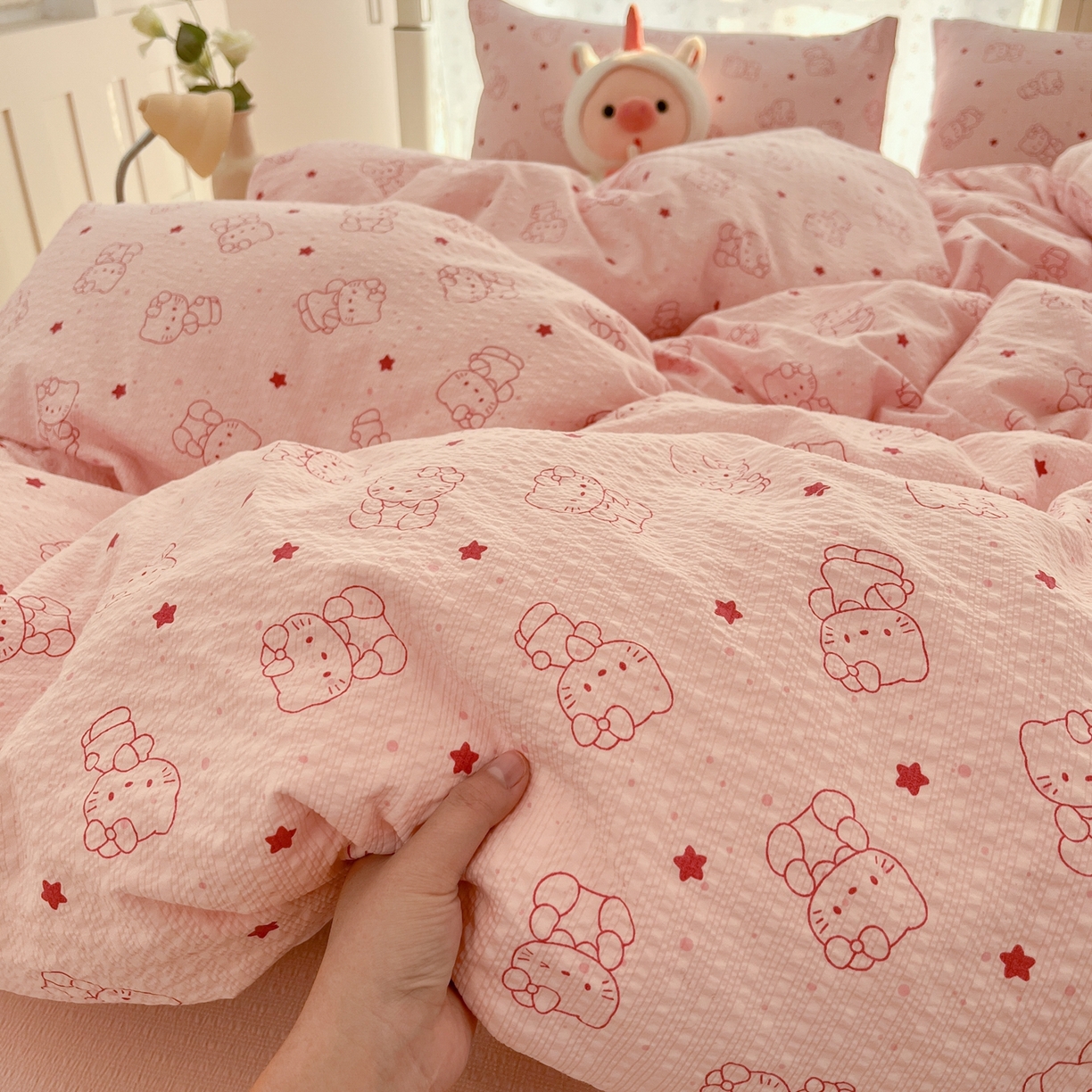 91家纺网 家纺一手货源 找家纺 瑞钰 2026新款直播热款高品质高克重泡泡纱泡芙纱四件套 hello粉凯蒂