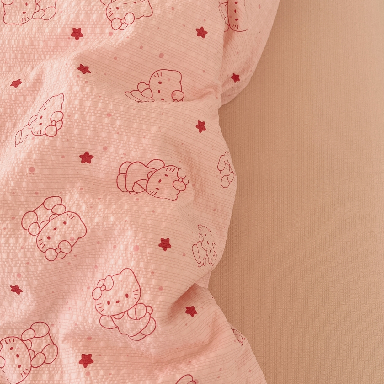 91家纺网 家纺一手货源 找家纺 瑞钰 2026新款直播热款高品质高克重泡泡纱泡芙纱四件套 hello粉凯蒂