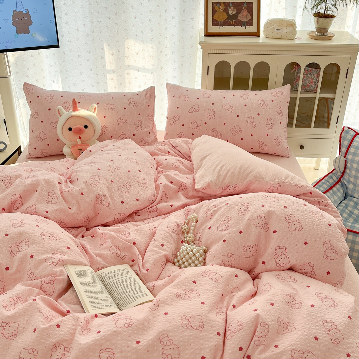 91家纺网 家纺一手货源 找家纺 瑞钰 2026新款直播热款高品质高克重泡泡纱泡芙纱四件套 hello粉凯蒂