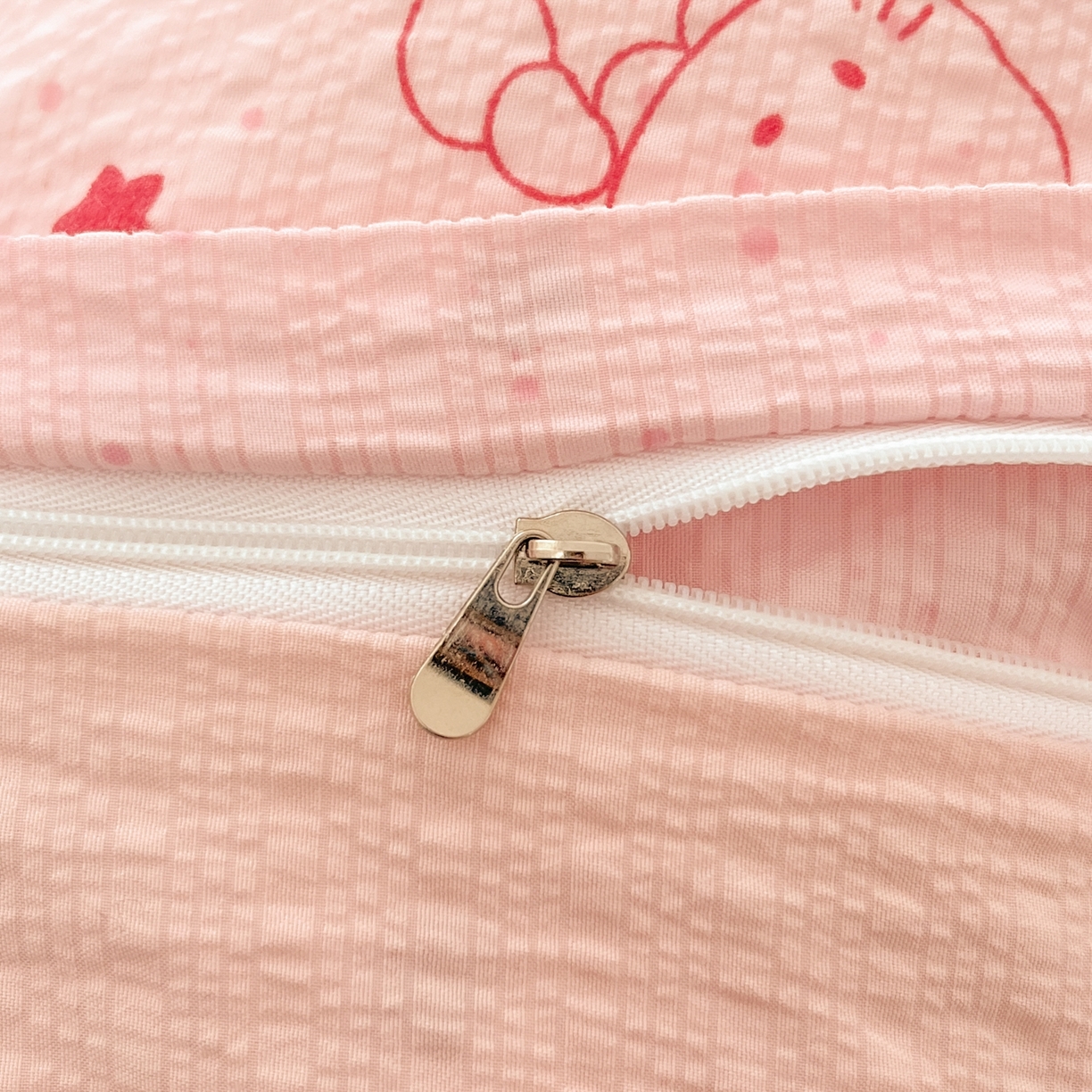 91家纺网 家纺一手货源 找家纺 瑞钰 2026新款直播热款高品质高克重泡泡纱泡芙纱四件套 hello粉凯蒂