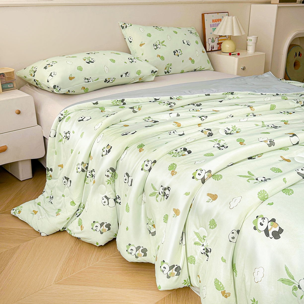 91家纺网 家纺一手货源 找家纺 悦织语 2026新款凉感丝（含氨纶）双面凉感冰丝夏凉被空调被 可爱熊猫