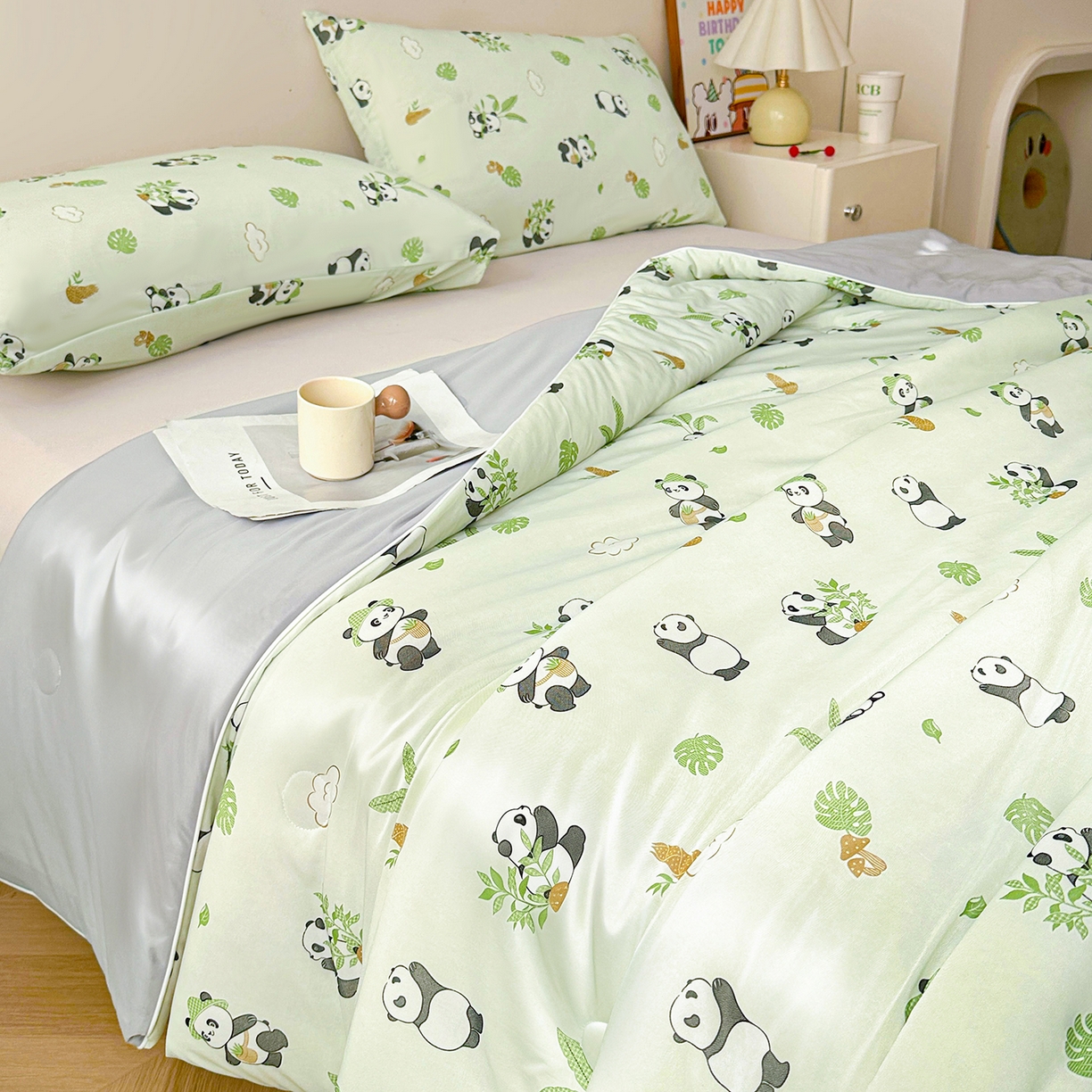 91家纺网 家纺一手货源 找家纺 悦织语 2026新款凉感丝（含氨纶）双面凉感冰丝夏凉被空调被 可爱熊猫