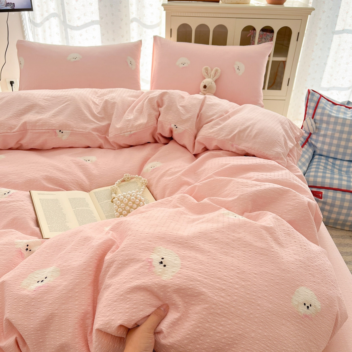 91家纺网 家纺一手货源 找家纺 瑞钰 2026新款直播热款高品质高克重泡泡纱泡芙纱四件套 泰迪狗粉