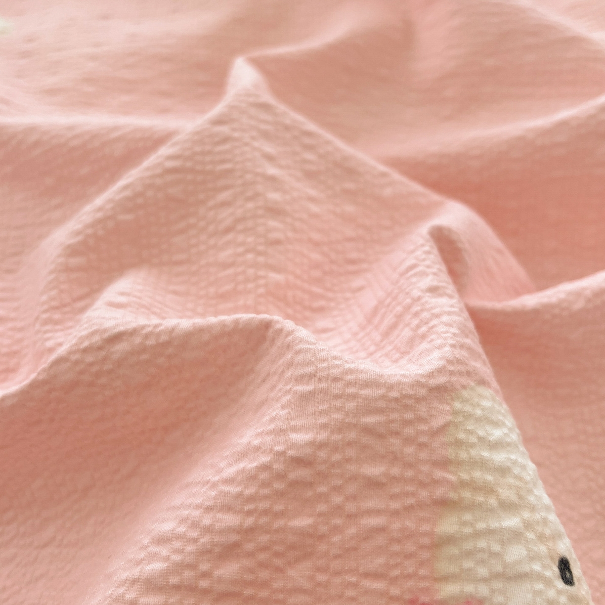 91家纺网 家纺一手货源 找家纺 瑞钰 2026新款直播热款高品质高克重泡泡纱泡芙纱四件套 泰迪狗粉