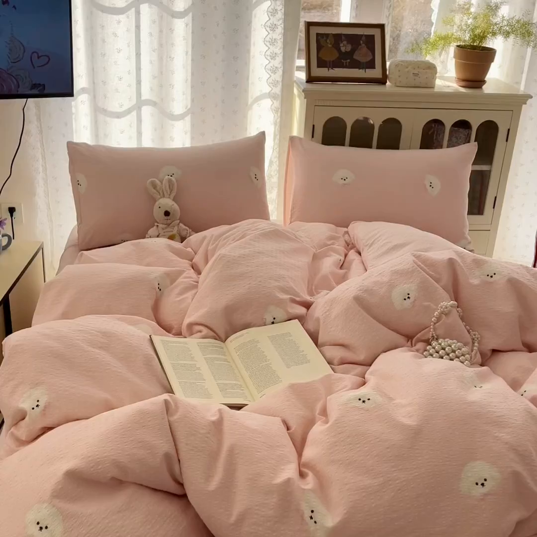 91家纺网 家纺一手货源 找家纺 瑞钰 2026新款直播热款高品质高克重泡泡纱泡芙纱四件套 泰迪狗粉