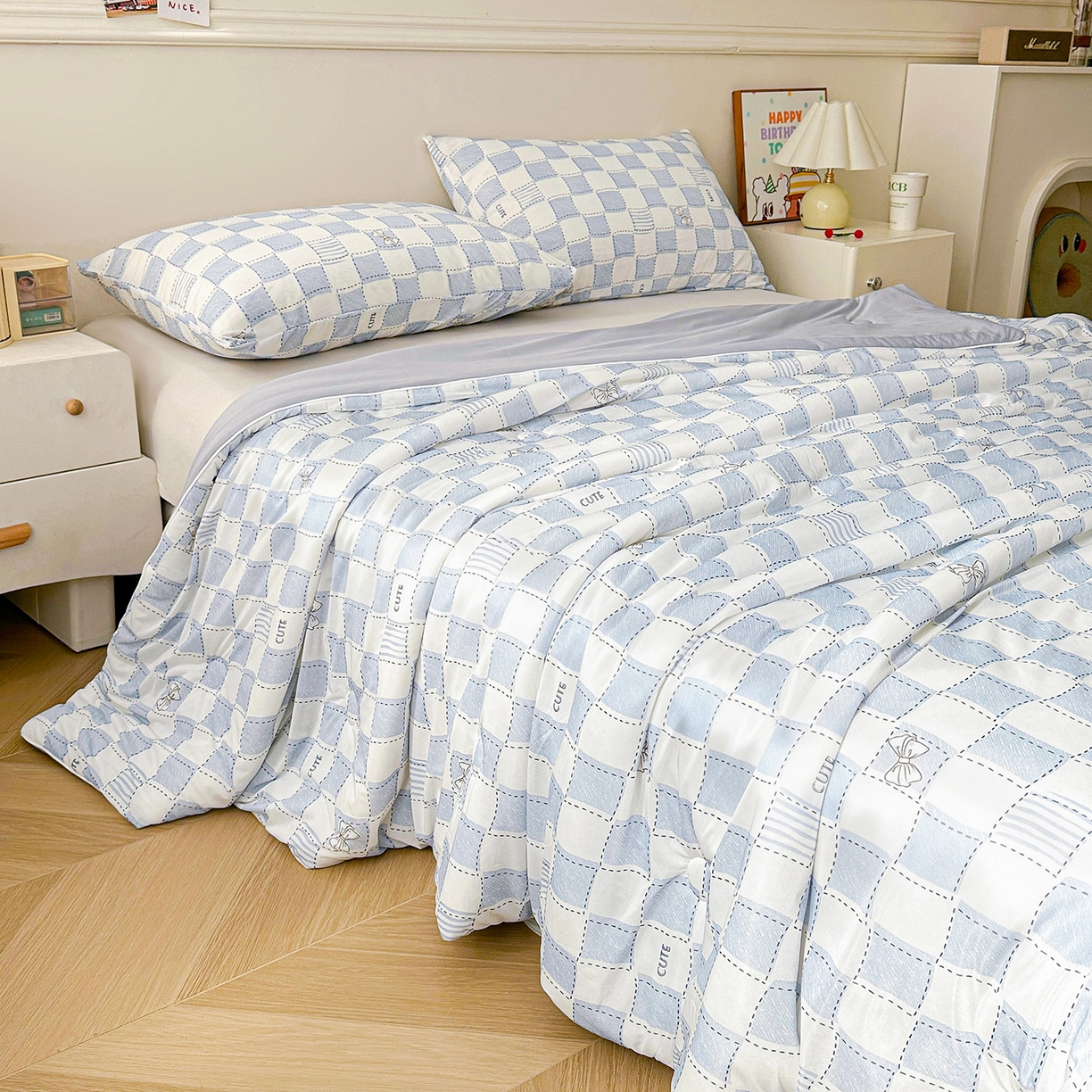 91家纺网 家纺一手货源 找家纺 悦织语 2026新款凉感丝（含氨纶）双面凉感冰丝夏凉被空调被 蓝格物语