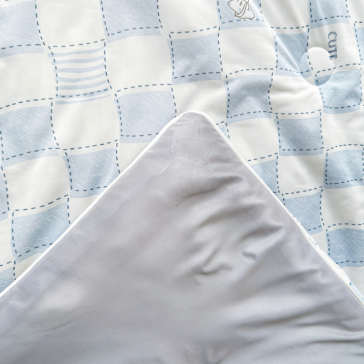 91家纺网 家纺一手货源 找家纺 悦织语 2026新款凉感丝（含氨纶）双面凉感冰丝夏凉被空调被 蓝格物语