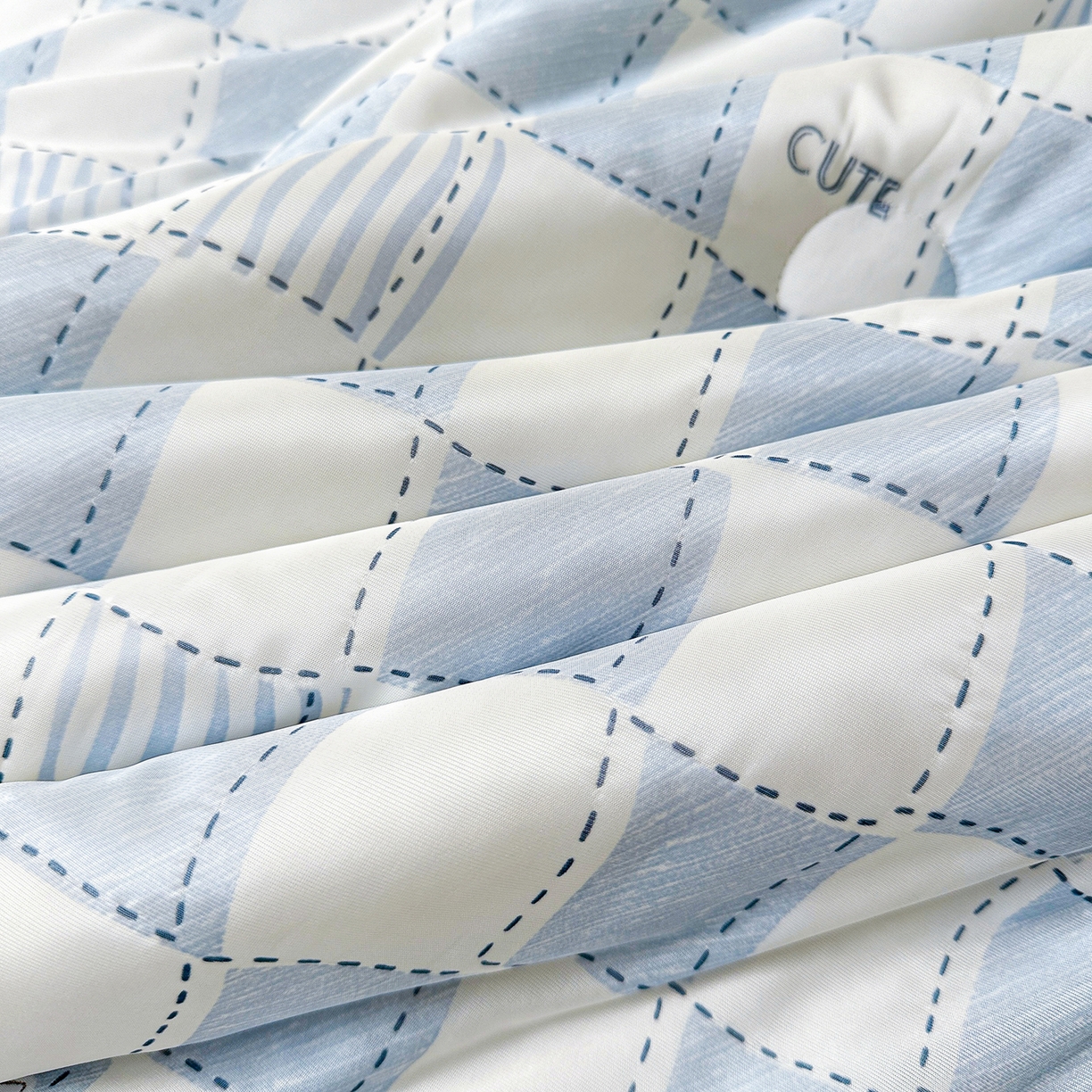 91家纺网 家纺一手货源 找家纺 悦织语 2026新款凉感丝（含氨纶）双面凉感冰丝夏凉被空调被 蓝格物语