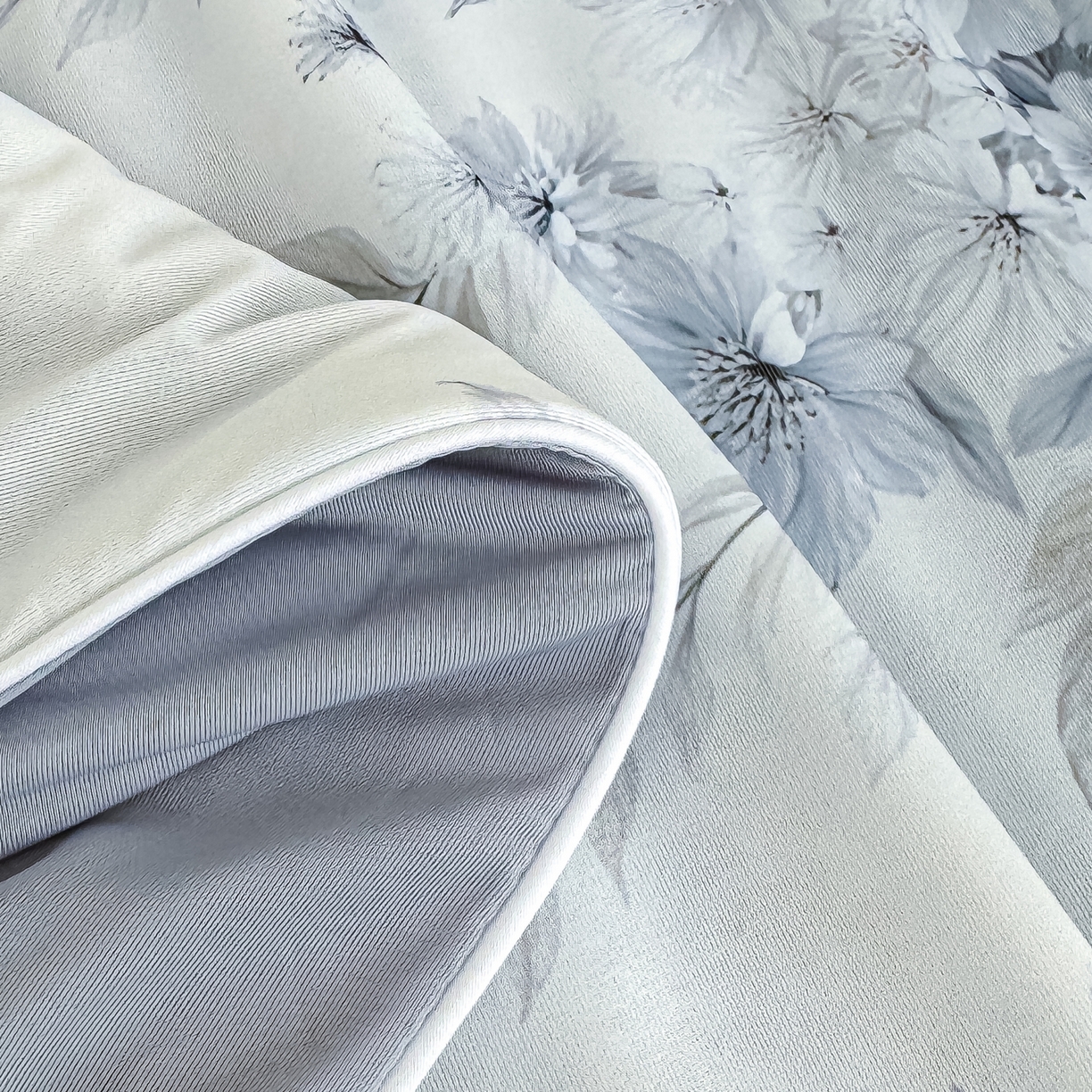 91家纺网 家纺一手货源 找家纺 圣尔雅家纺 2026春夏新款数码印花凉感丝夏被夏凉被空调被系列 墨蝶