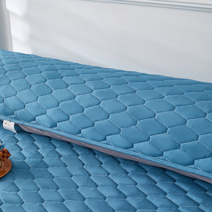 91家纺网 家纺一手货源 找家纺 三盛源 2026新款A类防水夹棉枕套枕芯套防头油双人1.2枕头套1.5夫妻枕头长款一体1.8枕芯套-洛卡系列（支持小批量定制尺寸） 洛卡系列-孔雀蓝