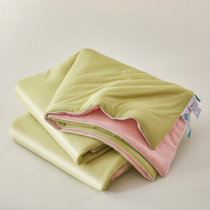 91家纺网 家纺一手货源 找家纺 悦织语 2026新款A类云母凉感丝（含氨纶）+针织棉双面可用夏凉被空调被被子被芯 橄榄绿+奶茶粉