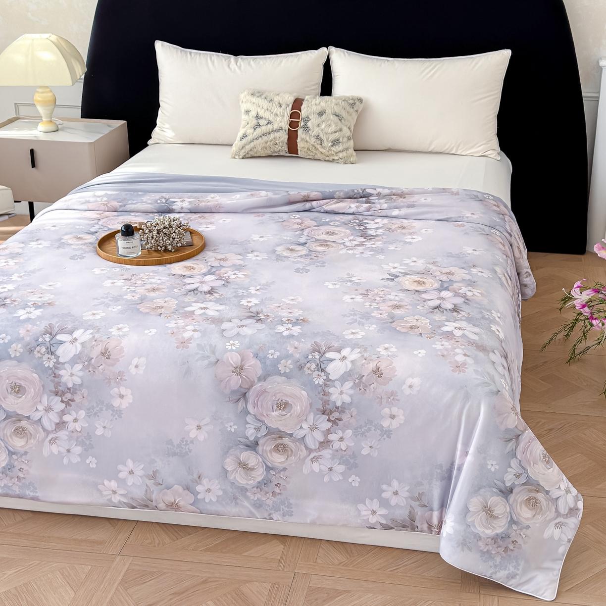 91家纺网 家纺一手货源 找家纺 圣尔雅家纺 2026春夏新款数码印花凉感丝夏被夏凉被空调被系列 绒花（咖）