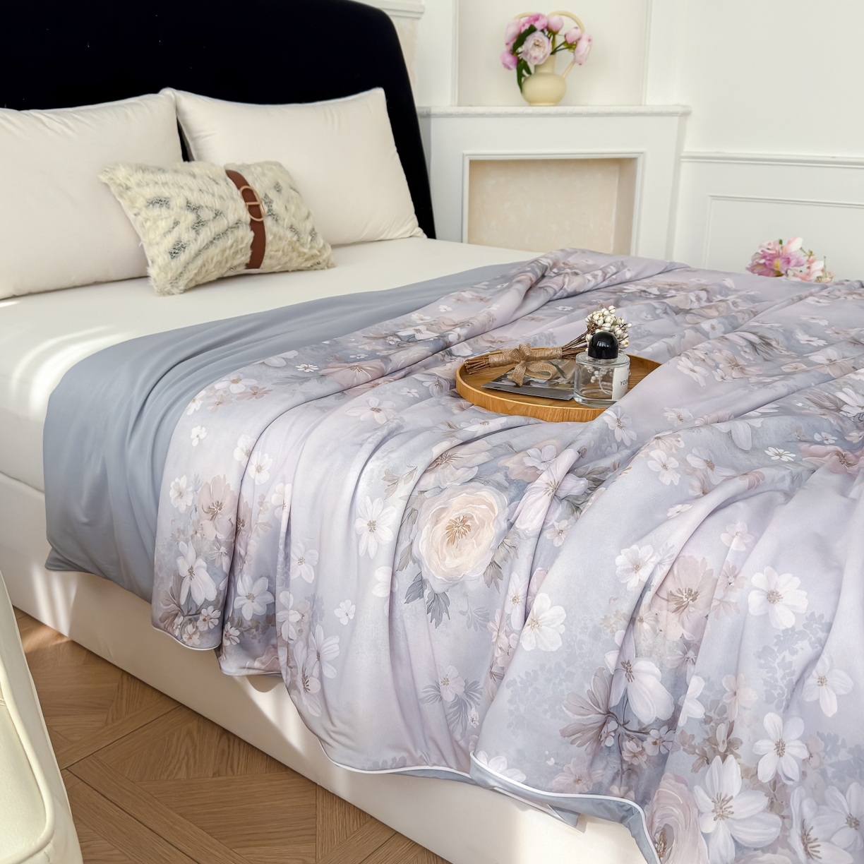 91家纺网 家纺一手货源 找家纺 圣尔雅家纺 2026春夏新款数码印花凉感丝夏被夏凉被空调被系列 绒花（咖）