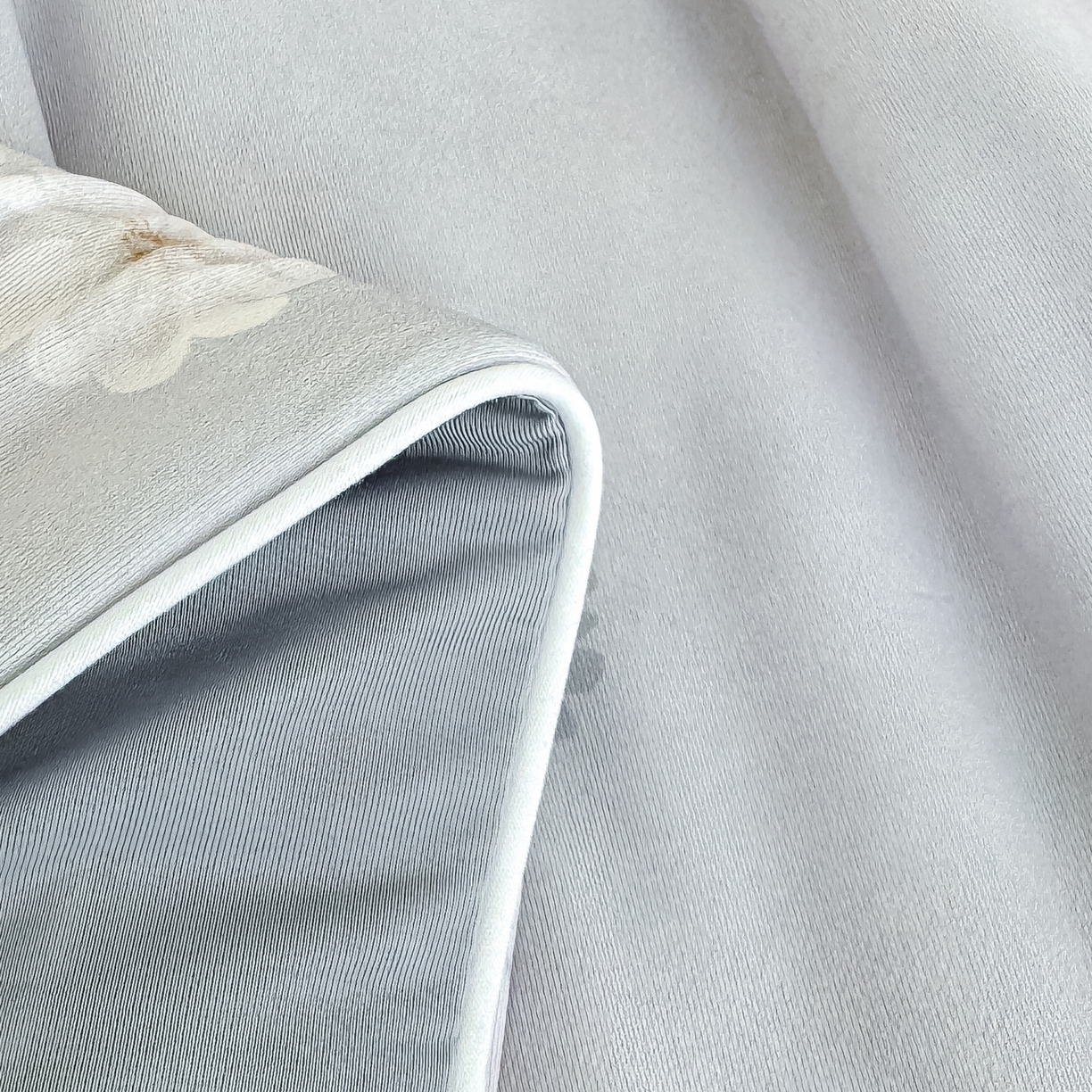 91家纺网 家纺一手货源 找家纺 圣尔雅家纺 2026春夏新款数码印花凉感丝夏被夏凉被空调被系列 绒花（咖）