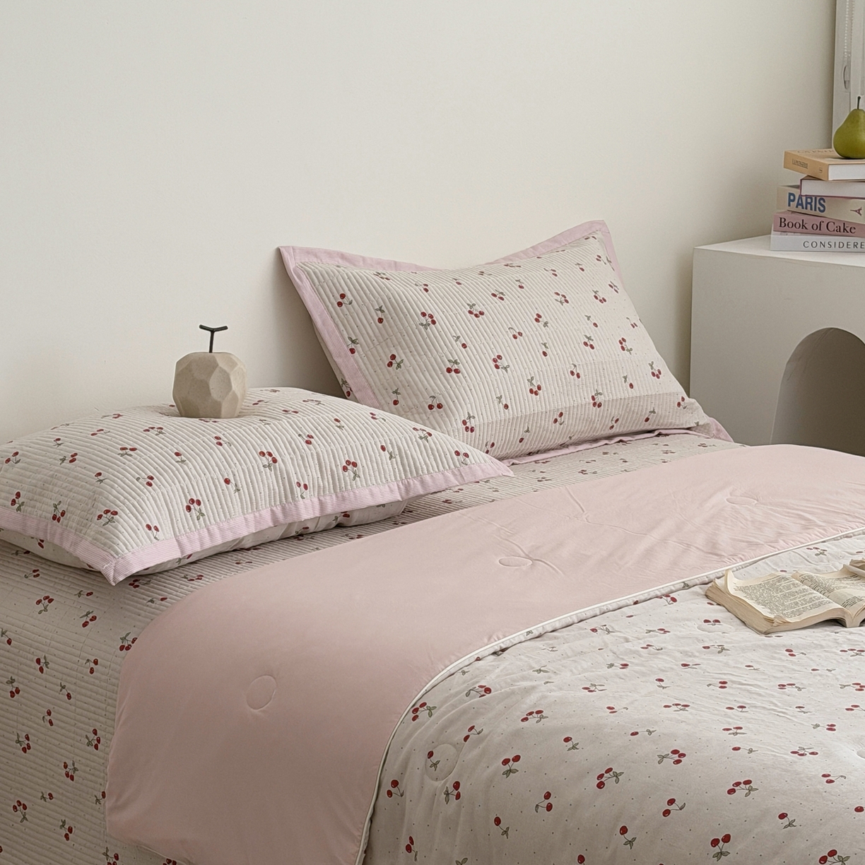 91家纺网 家纺一手货源 找家纺 佰织鑫家居 2026新款全棉双层纱床盖款锦氨夏被四件套 可可樱桃