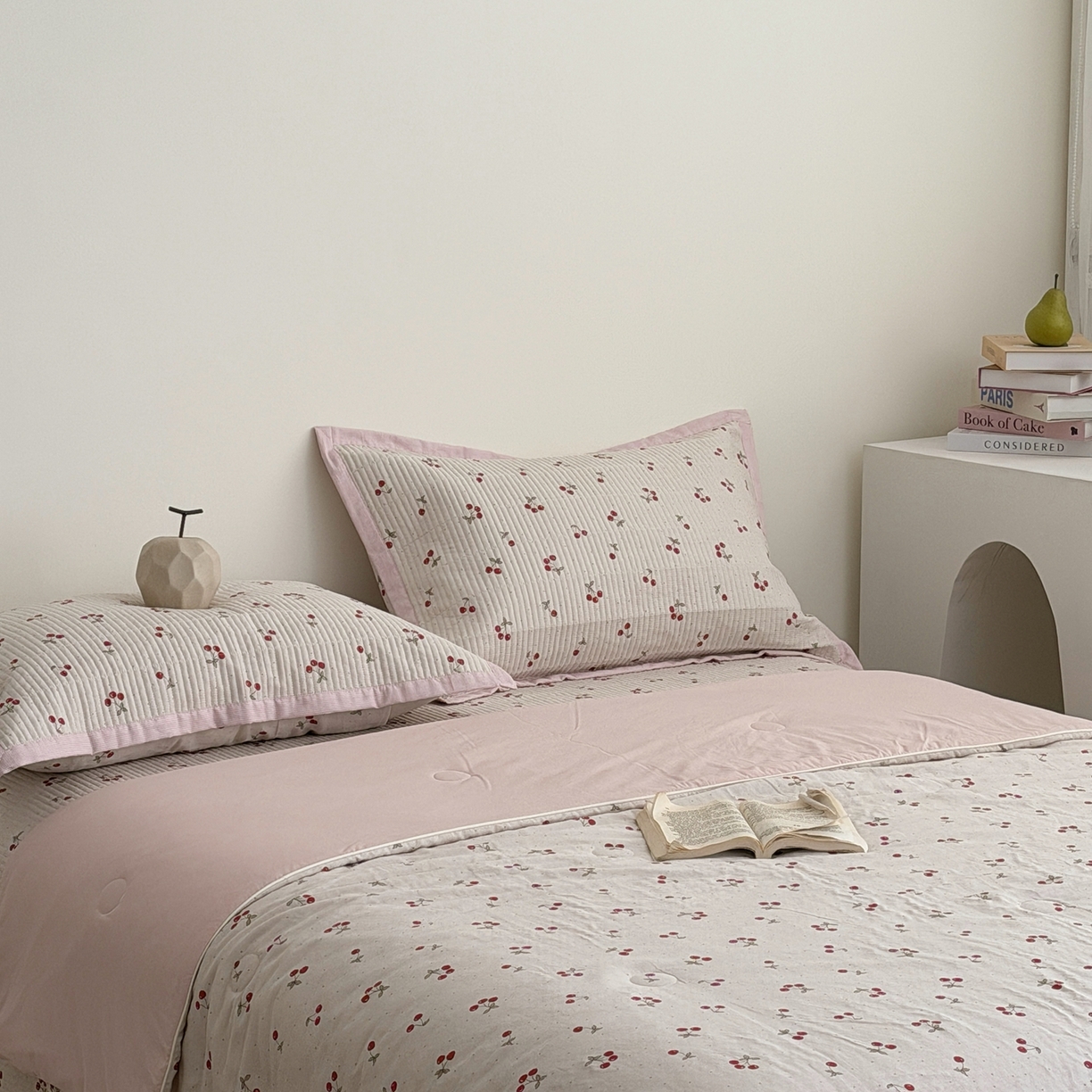 91家纺网 家纺一手货源 找家纺 佰织鑫家居 2026新款全棉双层纱床盖款锦氨夏被四件套 可可樱桃