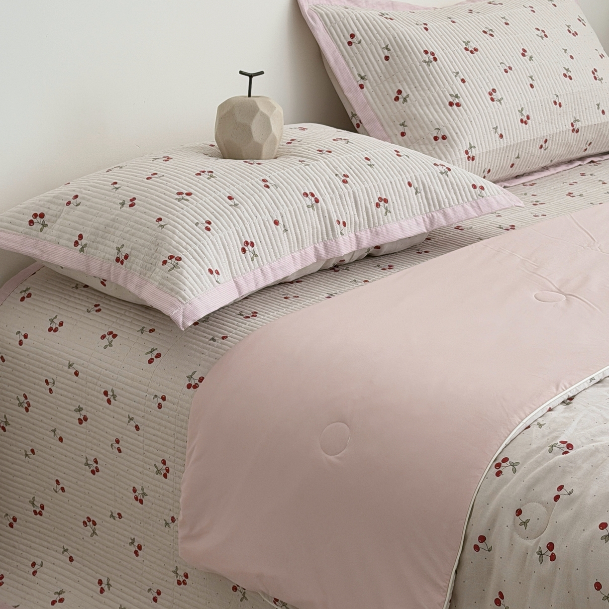 91家纺网 家纺一手货源 找家纺 佰织鑫家居 2026新款全棉双层纱床盖款锦氨夏被四件套 可可樱桃