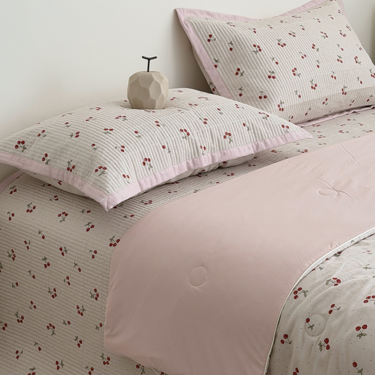 91家纺网 家纺一手货源 找家纺 佰织鑫家居 2026新款全棉双层纱床盖款锦氨夏被四件套 可可樱桃