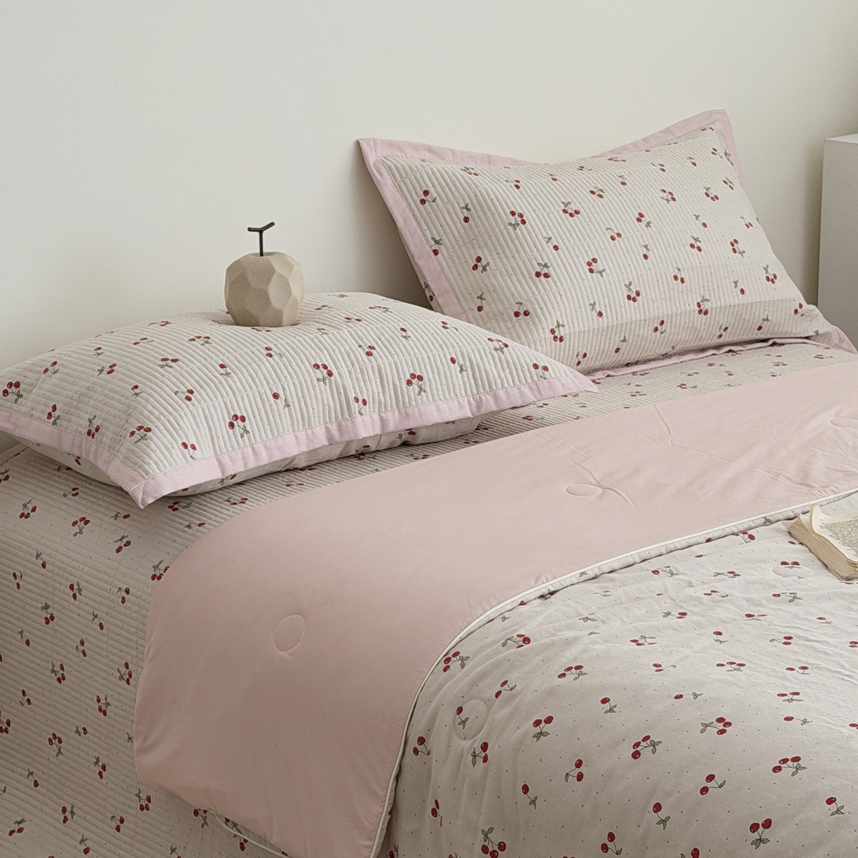 91家纺网 家纺一手货源 找家纺 佰织鑫家居 2026新款全棉双层纱床盖款锦氨夏被四件套 可可樱桃