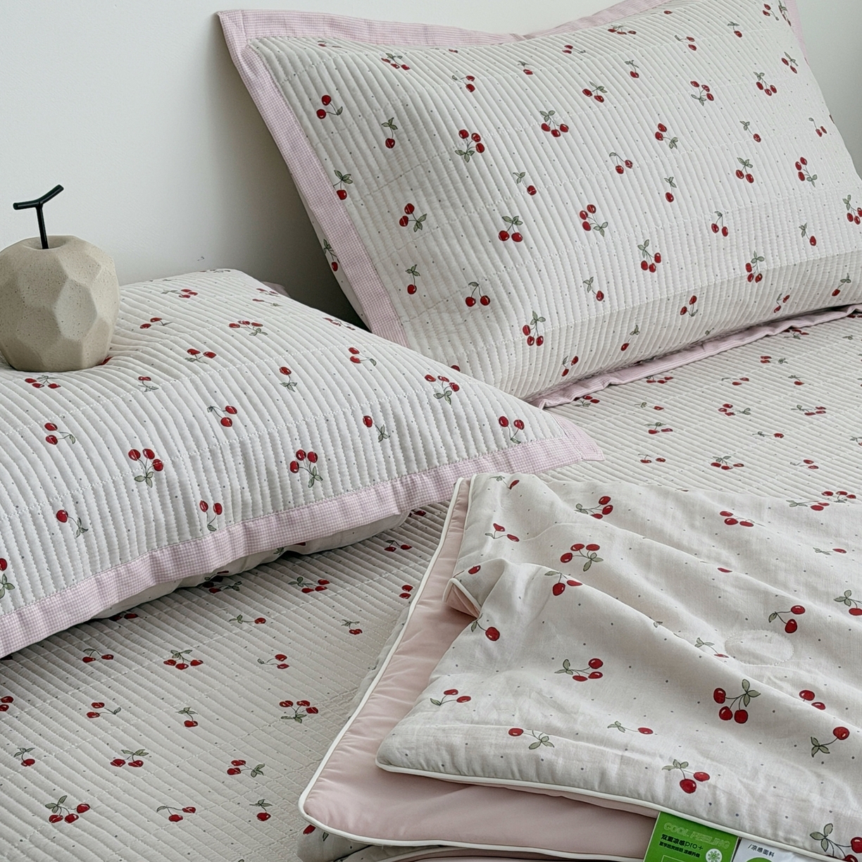 91家纺网 家纺一手货源 找家纺 佰织鑫家居 2026新款全棉双层纱床盖款锦氨夏被四件套 可可樱桃