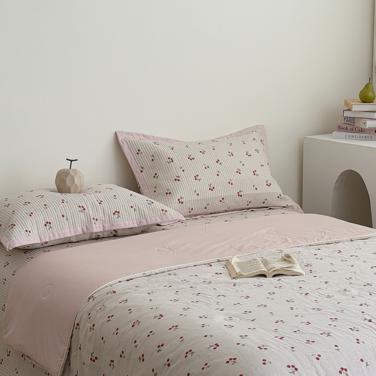 91家纺网 家纺一手货源 找家纺 佰织鑫家居 2026新款全棉双层纱床盖款锦氨夏被四件套 可可樱桃